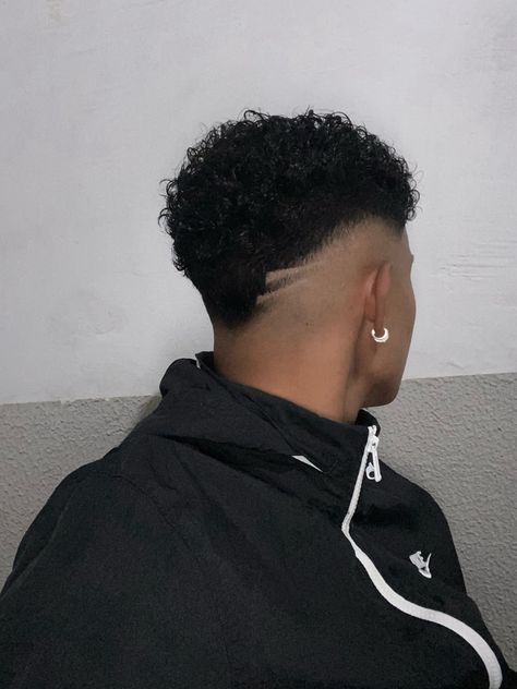 V Haircut, Hair Curt, Fade Curly Hair, Taper Fade Curly Hair, Curly Hair Fade, Fresh Cuts, Mid Fade, Color Balayage, Taper Fade