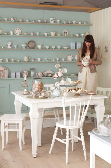 country inspired kitchen shelving with tea cup and pot display / Tildas World Teacup Display, Tea Room Ideas, Vintage Tea Rooms, Tea Cup Display, Tea Room Decor, Cup Display, Tea Cup Collection, Estilo Shabby Chic, Interior Vintage