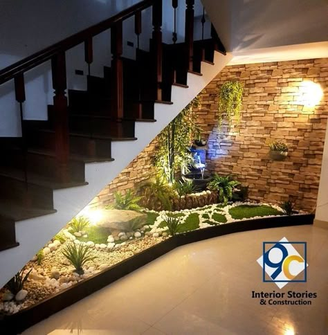 Under The Stairs Garden Ideas, Indoor Garden Under Staircase, Steps Under Design, Designs For Under Staircase, Home Steps Design Indoor, Designs Under Staircase, Decoration Under Stairs Interior Design, Garden Below Staircase, Under Stair Design Ideas