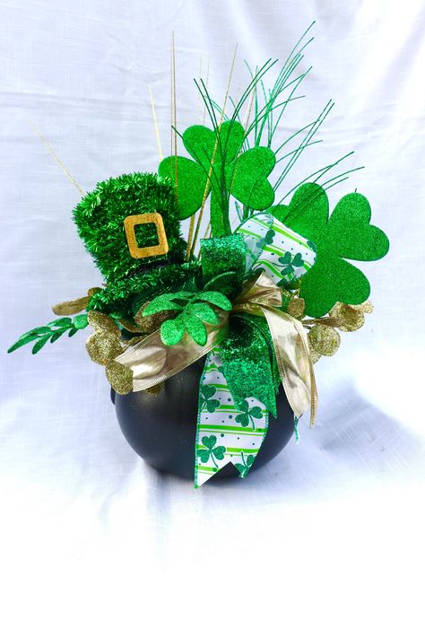 St Patricks Day Table, Sant Patrick, St Patricks Decorations, Irish Celebration, Fete Saint Patrick, St Patricks Crafts, White Floral Arrangements, Celebration Around The World, Leprechaun Hat