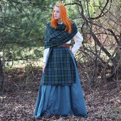 Scottish Dress For Women, Scottish Outfit Women, Traditional Scottish Clothing, Traditional Irish Clothing, Peasant Outfit, Scottish Costume, Great Kilt, Gaun Abad Pertengahan, Celtic Dress