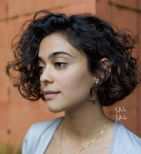 Jaw-Length Curly Messy Bob #shortcurlyhair Kręcony Bob, Curled Bob, Brunette Bob, Bob Haircut Curly, Wavy Bob Hairstyles, Short Curly Haircuts, Curly Haircuts, Naturally Curly Bob, Short Curly Bob