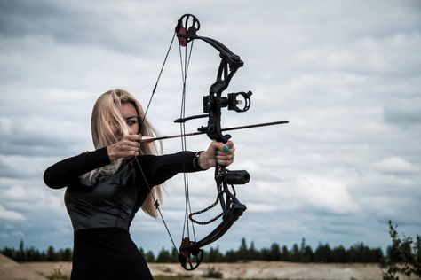 Womens Compound Bow, Bow Hunting Women, Archery Aesthetic, Archery Women, Compound Bows, Archery Girl, Crossbow Arrows, Archery Supplies, Types Of Bows