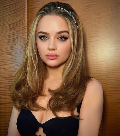 Joey King Instagram, My Celebrity Look Alike, Morning In Paris, Coachella Makeup, Blonde With Blue Eyes, Kelly Preston, Makeup For Blondes, Celebrity Look Alike, Joey King