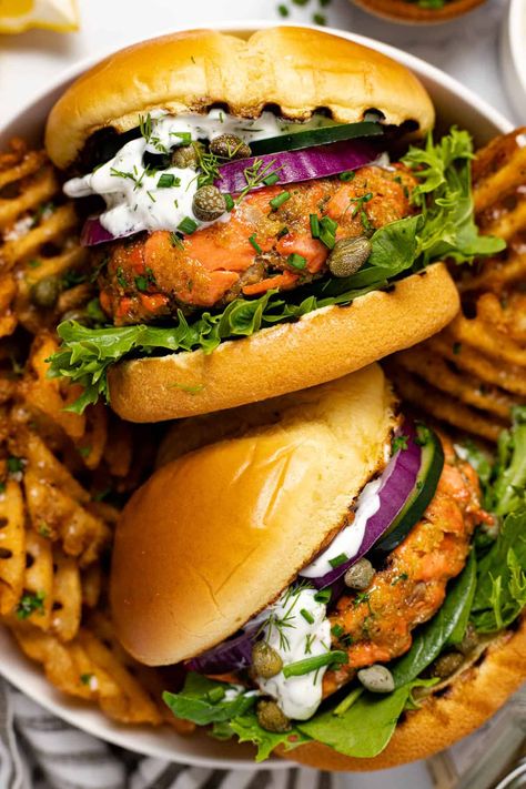 Quick and Easy Salmon Burger Recipe Salmon Burger Recipe, Salmon Burger, Red Onion Relish, Salmon Pasta, Onion Relish, Easy Salmon, Salmon Patties, Healthy Fish, Burger Recipe