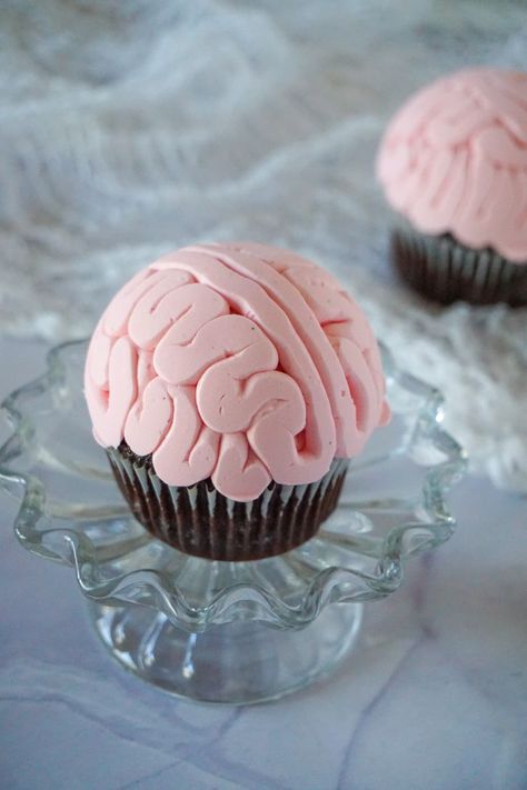 Brain Cupcakes, Pink Buttercream, Dessert Halloween, Spooky Ideas, Halloween Food Treats, Cupcake Cake Designs, Halloween Baking, Cupcake Designs, Cupcake Decorating