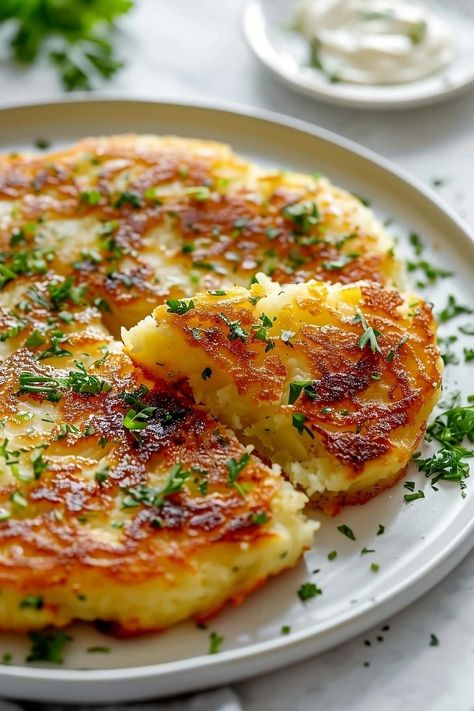 Authentic bubble and squeak is easy and delicious! This dish is full of potatoes, veggies, and onions. Fried to golden perfection, it's such a delicacy! Potato Cakes From Mashed Potatoes, Bubble And Squeak, Mashed Potatoes Recipe, Scottish Recipes, Cheesy Garlic Bread, Potato Recipes Side Dishes, Potato Cakes, Potato Side Dishes, Leftovers Recipes