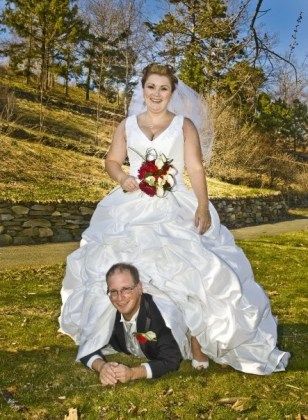 Awkward wedding photos( wow, what are u doing down there?? Lol Worst Wedding Photos, Strange Wedding, Bad Wedding, Tacky Wedding, Awkward Wedding Photos, Funny Wedding Pictures, Wedding Fail, Awkward Photos, Awkward Family Photos