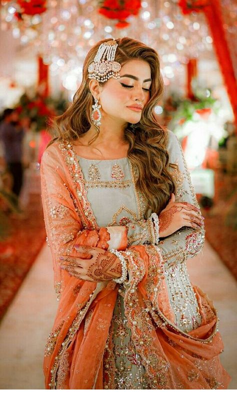 Jhumar Hairstyles Pakistani, Hairstyle With Jhumar, Jhumar Hairstyle, New Mehndi Designs 2023, Jhoomar Designs, Mehndi Dress Designs, 2023 Mehndi, Mehndi Designs 2023, Mehndi Look