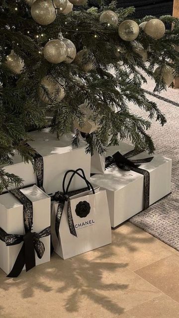 Fancy Christmas Aesthetic, Rich Girl Christmas, Blair Waldorf Christmas, Wrapped Presents, Christmas Dreaming, Christmas Feeling, Christmas Inspo, Christmas Wonderland, Winter Vibes