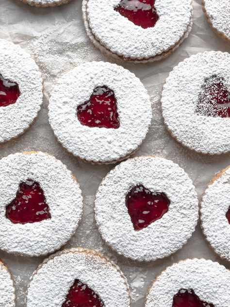 Strawberry Jam Linzer Cookies - Cookin' with Mima Chocolate Chip Cookies Easy, Linzer Cookies Recipe, Easy Shortbread, Peanut Butter Caramel, Butter Caramel, Linzer Cookies, Jam Cookies, Strawberry Jelly, Strawberry Cookies