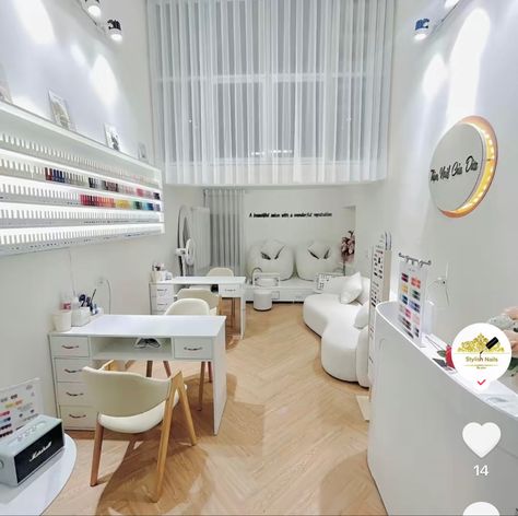 Bali Nail Salon, Aesthetic Nail Salon Interior, White Nail Studio, Nail Studio Decor Small Spaces, Small Nail Studio, Mini Nail Salon, White Nail Salon, Nail Studio Interior, Korean Nail Salon