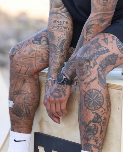 Tattoo Sleeve Portrait, Pirate Leg Tattoo, Knee Tattoo Men Ideas, Men’s Knee Tattoo, Lion Knee Tattoo, Mens Knee Tattoo, Knee Tattoo Men, Pirate Tattoo, Tattooed Men