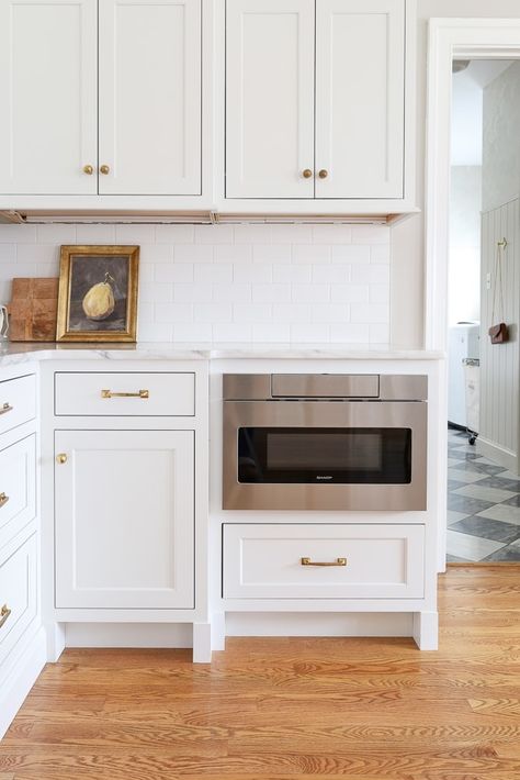 Is a Microwave Drawer Right For Your Kitchen? - Stefana Silber Under Counter Oven, Built In Kitchen Hutch, Lake Home Kitchen, Counter Oven, Built In Microwave Cabinet, Big House Kitchen, Cabinet Layout, Kitchen Wet Bar, Top Kitchen Trends