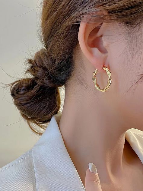 Twist Hoop EarringsI discovered amazing products on SHEIN.com, come check them out! Earings Design Modern, Women Earrings Gold, Elegant Gold Earrings, Cute Hoop Earrings, Minimalist Jewelry Earrings, Hoop Gold Earrings, Everyday Jewelry Gold, Gold Hoops Earrings, Hoop Jewelry