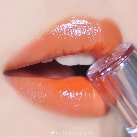 Peachy Lips, Peach Lip Gloss, Peachy Lip, Funky Makeup, Peach Lipstick, Orange Lipstick, Peach Lips, Art Funky, Makeup Accesories