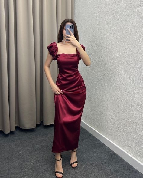 Farewell Dresses, Body Con Dress Outfit, Simple Frocks, Prom Dress Inspiration, Quick Outfits, Glam Dresses, Party Dress Long, Wedding Party Dresses, Satin Dress