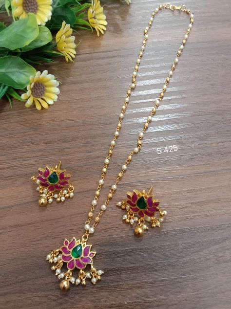 Lotus Pendant Gold Indian, Fashion Jewelry Necklaces Gold, Simple Necklace Designs, Simple Jewellery, Indian Wedding Jewelry Sets, Antique Necklaces Design, Gold Earrings Models, Modern Gold Jewelry, Pearl Jewelry Design