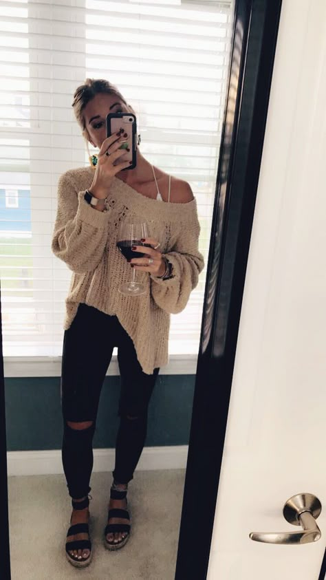 Cozy fall beachy outfit Free people Steve Madden Simple Fall Date Night Outfit, Fall Break Beach Outfits, Beach In April Outfits, Womens Cute Winter Outfits, Crab Feed Outfit, Fall Beach Outfits Women, Cold Beach Weather Outfits, Fall Free People Outfits, Fall Beachy Outfits