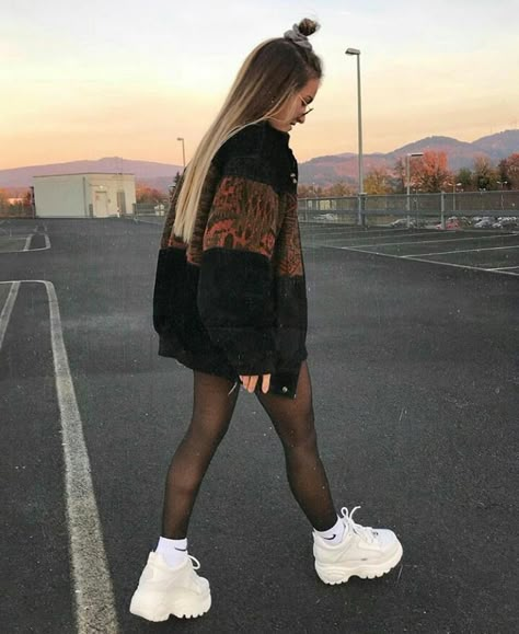 Looks oversize para bajarle el guardarropa a tu novio Tomboy Outfit, Your Day, Look Grunge, Skater Girl Outfits, Pastel Outfit, Grunge Look, Mode Inspo, Outfit Goals, Edgy Outfits