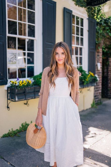 Pretty white summer midi dress, camel tan knit cardigan and straw rattan bag outfit - Julia Engel Gal Meets Glam Dress With Cardigan Outfit, Beach Outfit Plus Size, Modest Beach Outfit, Boho Beach Outfit, Outfits Gorditas, Chique Outfits, Grunge Dress, Cardigan Outfit, Thrifted Outfits