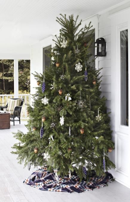 Porch tree Christmas Tree On Porch Outdoor, Porch Christmas Tree Ideas, Christmas Tree On Front Porch, Front Porch Christmas Tree, Christmas Diy Tree Decor, Porch Christmas Tree, Porch Tree, Big Porch, Diy Tree Decor