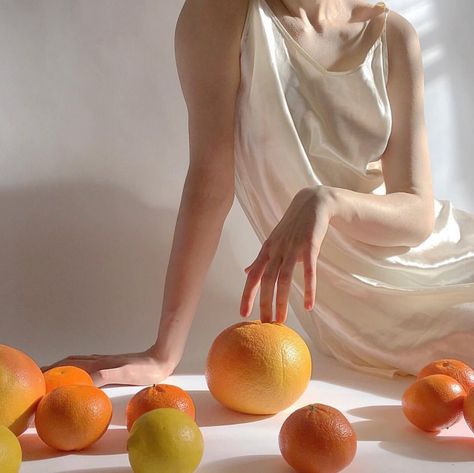 Fruit Shoot, Mode Editorials, 사진 촬영 포즈, Oranges And Lemons, Foto Poses, Poses References, Foto Art, Bagan, Shooting Photo