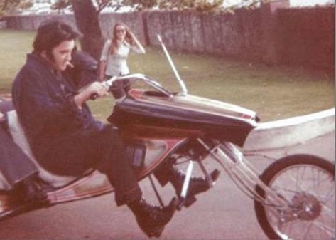 Elvis 1975, Rare Elvis Photos, Elvis Presley Priscilla, Photos Rares, I Love Elvis, Cafe Racer Design, Elvis Priscilla, Bmw K100, Elvis Presley Images