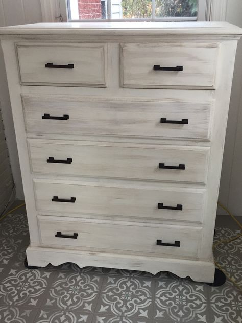 Annie Sloan Old White with French Linen dry brush on an 80’s era light oak dresser. #anniesloan #chalkpaint White Washing Dresser, White Washed Dresser, White Dresser Diy, Light Oak Dresser, White Stained Dresser, White Distressed Dresser, White Wash Dresser, Stained Dresser, Rustic Remodel