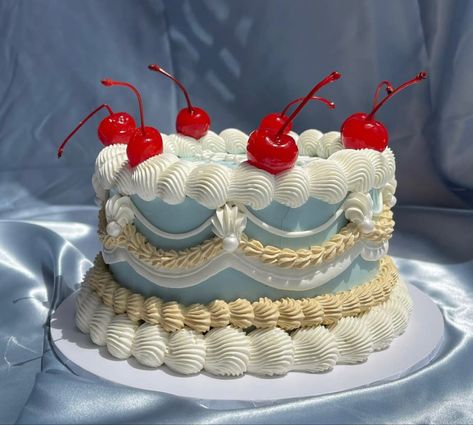 found online Crochet Boxes, 50s Cake, Food Core, 22nd Birthday Cakes, Vintage Birthday Cakes, Sweet Candles, Vintage Cakes, Cherry Cake, Fake Cake