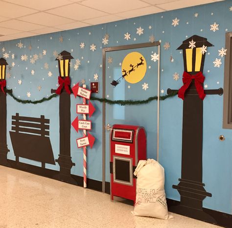 Decorating A School For Christmas, Christmas Decor Competition, Classroom Door Ideas Holiday, Christmas Decor At School, Christmas Office Hallway Decorations, Office Christmas Decoration Contest, Holiday School Decorations, Holiday Shop Decorations, Nome Christmas Decor