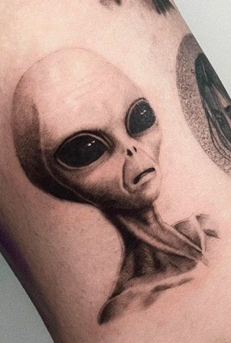 Alien Tattoo Realistic, Surreal Portrait Tattoo, Grey Alien Tattoo, Realistic Alien Tattoo, Alien Skull Tattoo, Simple Realism Tattoo, Alien Face Drawing, Alien Tattoo Design, Alien Tattoo Ideas