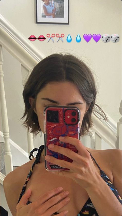 Bob Hair Outfit Street Styles, Iris Law Bob, Under Chin Haircut, Grown Out Roots Hairstyles, Short Bob Center Part, Short Unstyled Haircuts, Bob Short Neck, Gigi Hadid Short Hair 2024, Pixie No Bangs