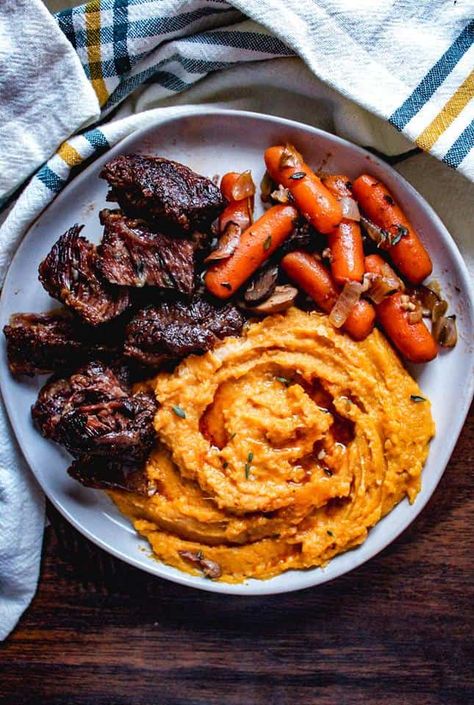 The perfect holiday dinner, date night in or anniversary meal. Big flavor with little effort! Crockpot Beef, Indian Curry, Holiday Dinner, Cheap Meals, Cooker Recipes, I Love Food, Slow Cooker Recipes, Night In, Healthy Dinner Recipes