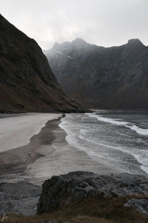 The Kiss, Nature Aesthetic, Pretty Places, Dark Aesthetic, Beautiful World, In The Middle, Mother Nature, Aesthetic Pictures, The Middle