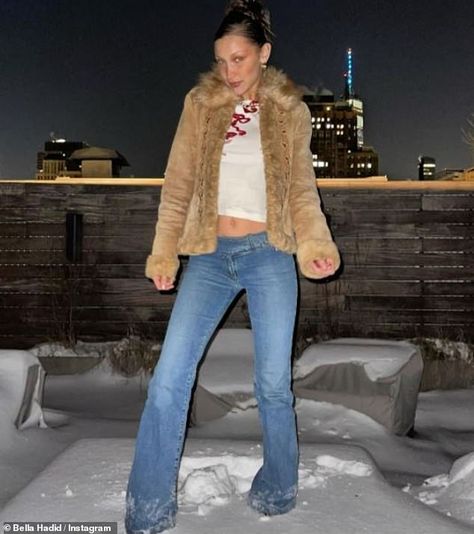 Bella Hadid flashes a glimpse of her taut midriff as she frolics in the snow | Daily Mail Online Mrs Bella, Snow Day Outfit, Outfits 2000s, Bella Hadid Outfits, Bella Hadid Style, Hadid Style, Italian Outfits, Winter Fits, 2000s Fashion