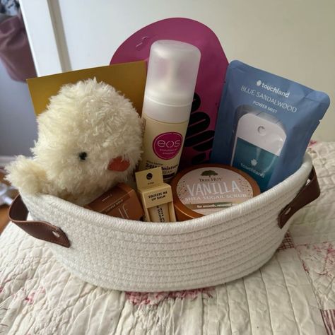 Gifts To Get Your Girl Best Friend, Cheap Birthday Basket For Best Friend, Gift Friend Ideas, Birthday Baskets For Friends, Meaningful Best Friend Gifts, Cheap Burr Basket Ideas For Friends, Gift Basket Cheap, Gift Basket Ideas Cheap, Gifts For Besties Birthday