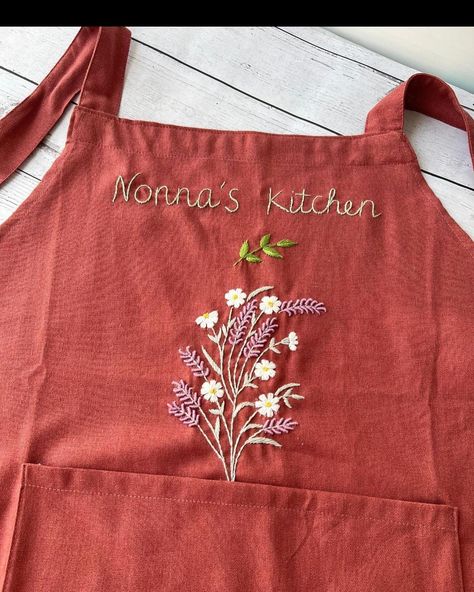 Embroidered Apron for Mum ☘️💚 #handmadeapron #flowerapron #embroideredapron Order on Stitcheryzone.com to save 20% OFF 🤙 Embroidery Aprons, Custom Apron, Embroidered Text, Apron For Women, Handmade Aprons, Embroidered Apron, Hand Embroidered Flowers, Custom Aprons, Personalized Aprons