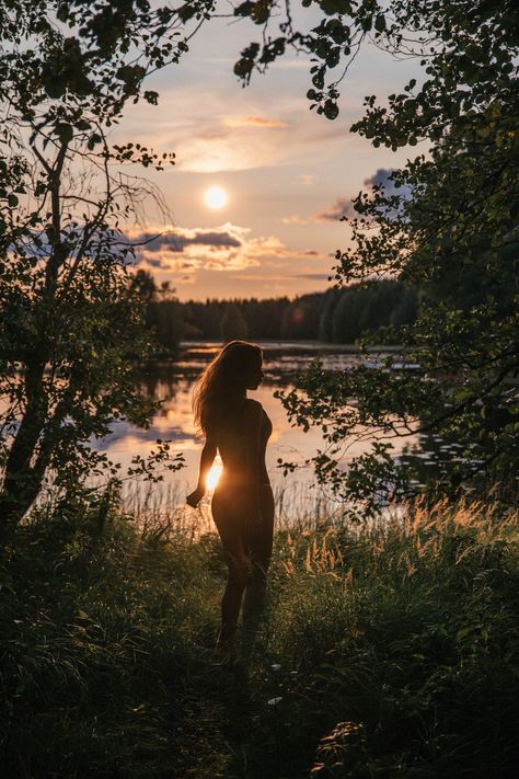 Lake Photoshoot, Bouidor Photography, Nature Photoshoot, Photographie Portrait Inspiration, Foto Tips, Fantasy Photography, Outdoor Photoshoot, Summer Photos, Photoshoot Inspiration