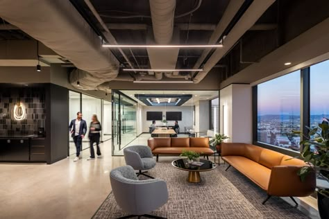 Bernhardt Design's Bombom chair at Orrick LA Offices by Unispace Office Lounge Area Design, Office Lobby Reception, Office Waiting Area, High End Office, Gender Neutral Bathrooms, Workplace Interior Design, Office Concept, Office Waiting Rooms, Office Culture