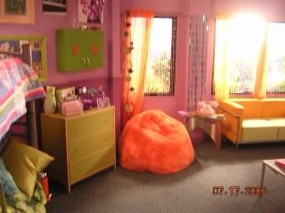 Zoey 101 Room, Early 2000s Bedroom, 2000s Room Decor, Early 2000s Room, 90s Room Aesthetic, 80s Room Aesthetic, 2000s Bedroom, 80s Bedroom Furniture, Tropical 2000s