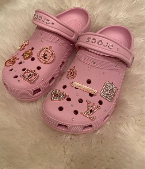 𝓸𝔂𝓲𝓷𝓹𝓸𝓼𝓽𝓮𝓭𝓽𝓱𝓪𝓽𝓽 💜✨ Vsco Crocs, Charm Vendors, Croc Outfits, Jibbitz Ideas, Croc Ideas, Cool Crocs, Crocs With Charms, Vendors List, Croc Shoes