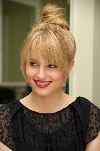 Straight blonde wrapped bun updo with long face framing wispy bangs hairstyle with golden highlights Medium Curly Hair Styles, Hair 2018, Dianna Agron, Fringe Hairstyles, Hairstyles For Round Faces, Red Lipstick, Great Hair, Hair Dos, Hairstyles With Bangs