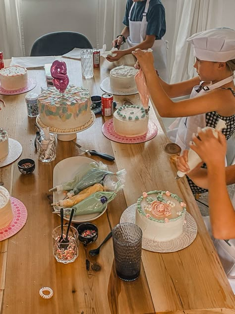 Baking Party Cake Ideas, Cake Decorating Station, Kids Cake Decorating Party, Is It Cake Birthday Party, Decorate Your Own Cake Party, Cake Decorating Class Ideas, Cake Decorating With Friends, Cake Decorating Party For Kids, Cake Decorating Birthday Party