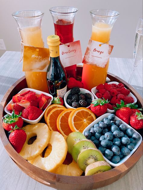 Champagne mimosa board Brunch Charcuterie Board Party, Charcuterie Board Ideas Drinks, Brunch Board Mimosa Bar, Mimosa Bar Charcuterie Board, Mimosa And Charcuterie Board, Charcuterie Board With Champagne, Mimosa Breakfast Ideas, Camping Brunch Party, Fun Mimosa Ideas