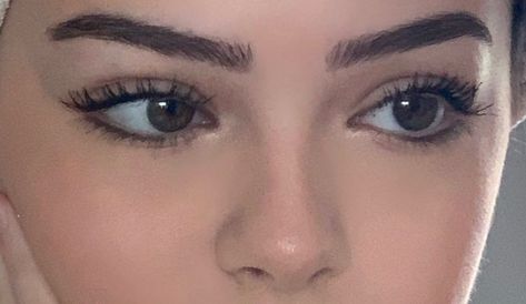 Pretty Makeup Eyeliner, 1950s Natural Makeup, Under Eye Lining, Earthy Makeup Looks Brown Eyes, Low Set Eyebrows, Approachable Makeup, Inner Eye Highlight, Subtle Eyeliner, Soft Grunge Makeup