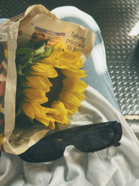 #aesthetic #vintage #filmcamera #sunflower #summer #fyp #instagram #fakestory #snapchat #snap #feed #inspiration Sunflower Highlight Cover Instagram, Sunflower Snapchat Story, Vintage Sunflower Aesthetic, Sunglasses Aesthetic Vintage, Sunflower Sunglasses, Aesthetic Highlight Covers Instagram Pink, Sunglasses Aesthetic, Sunflower Fields, Highlight Covers