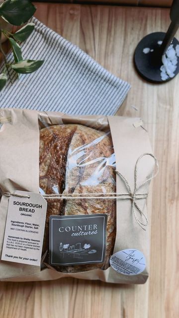 Bread Bakery Aesthetic, French Bakery Packaging, Farmers Market Bakery Display Ideas, Home Bakery Aesthetic, Sourdough Packaging Ideas, Sourdough Bread Packaging, Bread Display Ideas, Sourdough Packaging, Sourdough Aesthetic