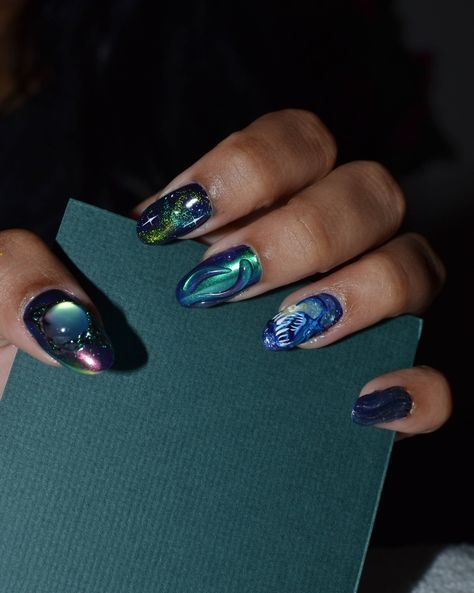 Northern lights + angler fish 🧪🌀 . . ~𝐡𝐢𝐠𝐡𝐥𝐢𝐠𝐡𝐭𝐬: design on her natural nails!! Did a builder gel mani with this insanely cool freestyle design by us! She wanted the angler fish for sure and more galaxy / sea themed so used lots of magnet gels + colour shifting chromes giving the most gorgeous glowww😩 omg and on the thumbs we used an iridescent charm and made the gel surround it looking ‘encased’ ^^ Absolutely obsessed with the colours woww OH ANDD she did two different designs on both hands?... Sea Witch Nails, Northern Light Nails, Northern Lights Nails, Sea Witchery, Lights Nails, Iridescent Nails, Sea Nails, Witch Nails, Light Nails