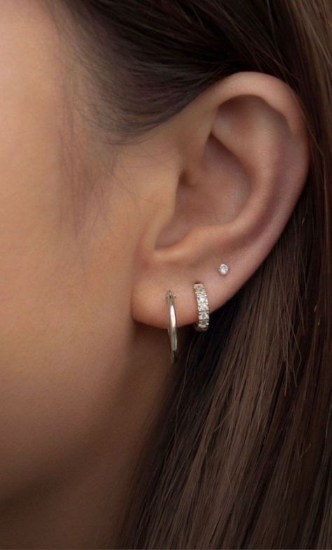 Ušný Piercing, Minimalist Ear Piercings, Second Ear Piercing, Ear Peircings, Double Ear Piercings, Ear Lobe Piercings, Cool Ear Piercings, Pretty Ear Piercings, Cute Ear Piercings